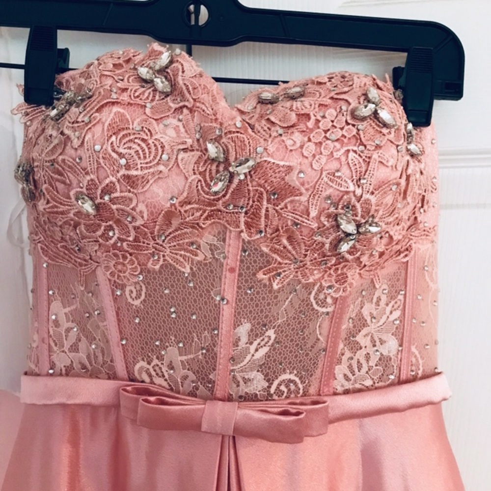 *NEVER WORN* prom dress